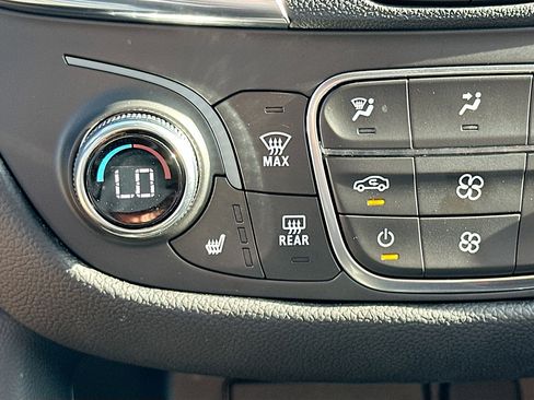 Used 2024 Chevrolet Equinox LT FWD image 19