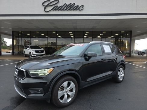 Used 2022 Volvo XC40 T5 Momentum image 1
