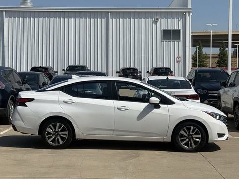 Used 2023 Nissan Versa SV FWD image 3