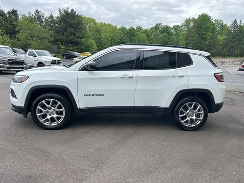 Used 2022 Jeep Compass Latitude w/ Sun and Sound Group AWD/4WD image 3