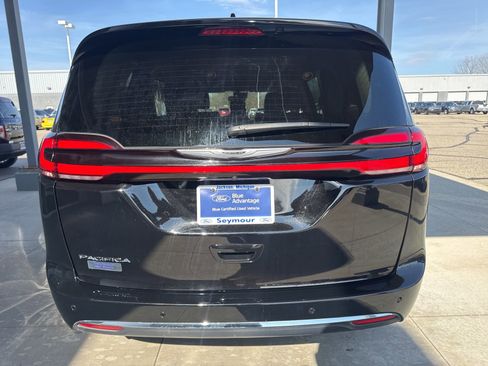 Used 2024 Chrysler Pacifica Touring-L image 6
