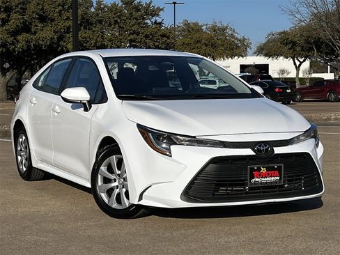 Used 2025 Toyota Corolla LE image 2