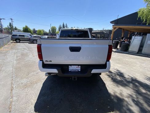 Used 2024 Toyota Tacoma TRD Sport w/ TRD Sport Upgrade Package AWD/4WD image 5