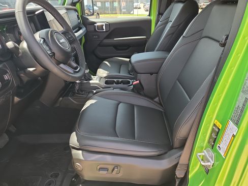 Used 2025 Jeep Gladiator Sport AWD/4WD image 5