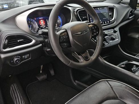 Used 2023 Chrysler Pacifica Limited w/ S Appearance Package image 34