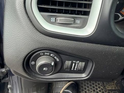 Used 2020 Jeep Renegade Latitude w/ Cold Weather Group AWD/4WD image 19
