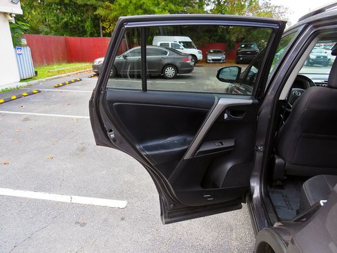 Used 2018 Toyota RAV4 XLE w/ Plus Extra Value Package image 15