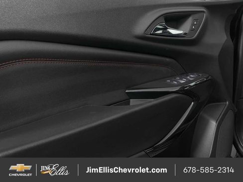 Certified 2025 Chevrolet Trax RS w/ Sunroof Package FWD image 21