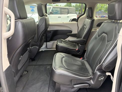Used 2024 Chrysler Pacifica Limited FWD image 17