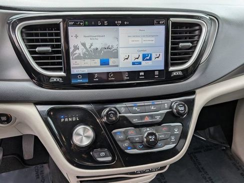Used 2023 Chrysler Pacifica Touring-L FWD image 19