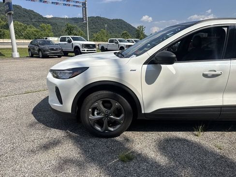 New 2025 Ford Escape ST-Line w/ Tech Pack #1 AWD/4WD image 11