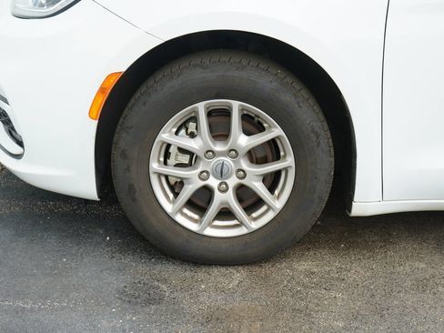 Used 2025 Chrysler Pacifica Select FWD image 6