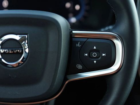 Used 2025 Volvo XC40 B5 Core image 19