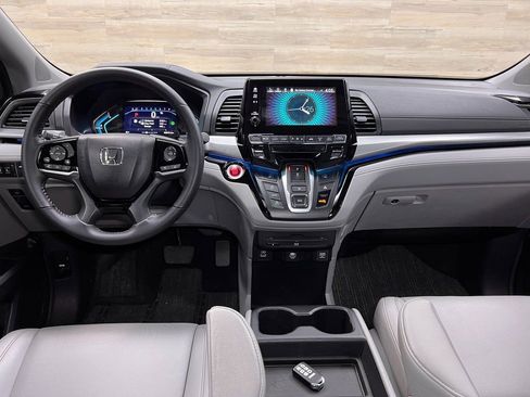 Used 2024 Honda Odyssey Touring image 2