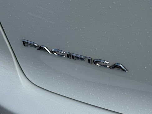 Used 2023 Chrysler Pacifica Touring-L image 14