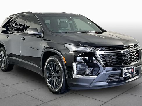 Used 2023 Chevrolet Traverse RS FWD image 3