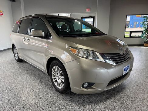 Used 2016 Toyota Sienna XLE Premium FWD image 1