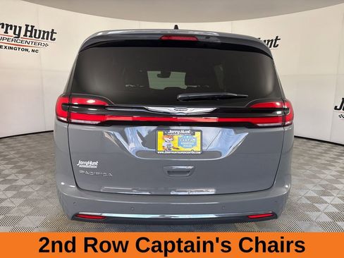 Used 2025 Chrysler Pacifica Select image 7