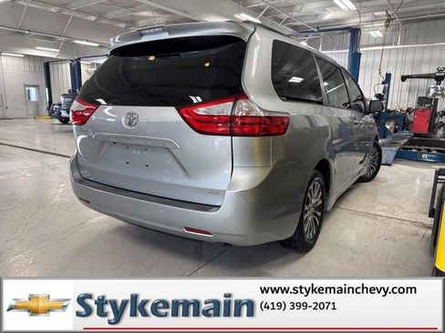 Used 2019 Toyota Sienna XLE w/ XLE Navigation Package image 11