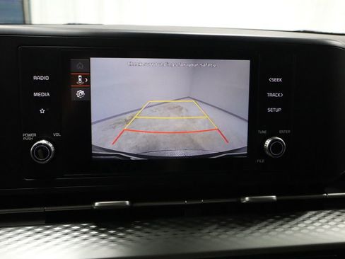 Used 2024 Kia Carnival LX image 3