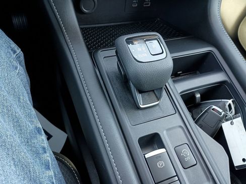 Used 2024 Nissan Pathfinder S image 26