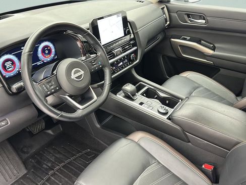 Used 2024 Nissan Pathfinder Platinum AWD/4WD image 17
