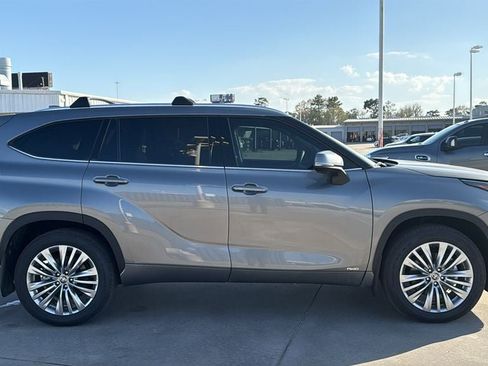 New 2025 Toyota Highlander Platinum image 6