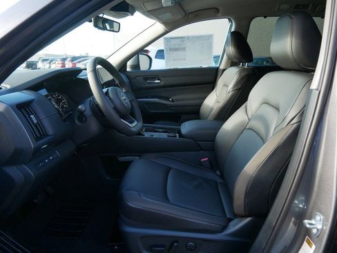 New 2025 Nissan Pathfinder SL image 5