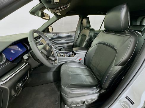 Used 2023 Jeep Grand Cherokee Altitude image 13