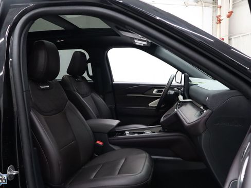 Certified 2025 Ford Explorer Platinum w/ LUX Leather Package image 32