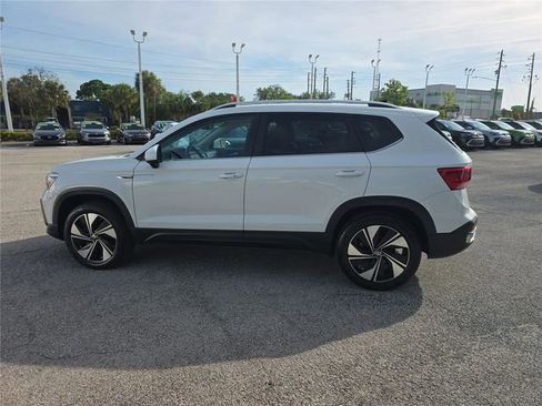 Used 2024 Volkswagen Taos SE w/ Panoramic Sunroof Package AWD/4WD image 7
