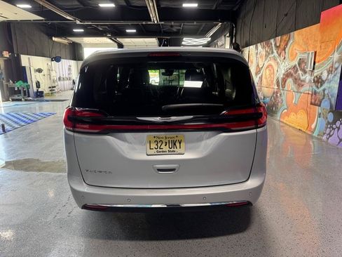 Used 2024 Chrysler Pacifica Touring-L FWD image 4