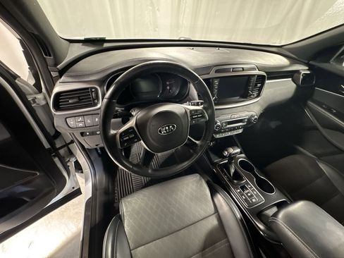 Used 2019 Kia Sorento SX image 4