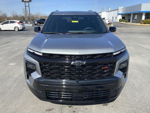Used 2024 Chevrolet Traverse RS image 3