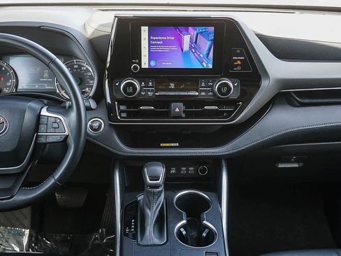 Used 2023 Toyota Highlander XLE FWD image 15