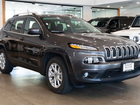 Used 2017 Jeep Cherokee Latitude w/ Comfort/Convenience Group AWD/4WD image 3