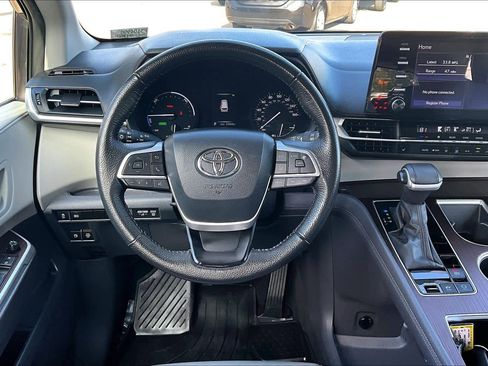 Certified 2023 Toyota Sienna XLE image 5
