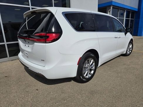 New 2026 Chrysler Pacifica Select image 3