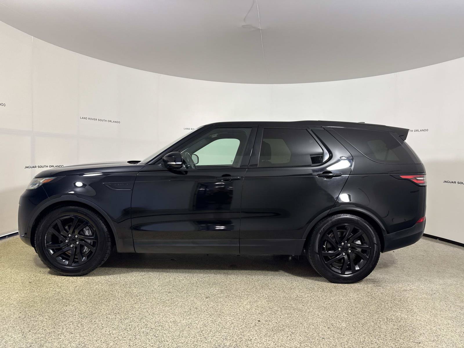 Used 2018 Land Rover Discovery HSE AWD/4WD image 2