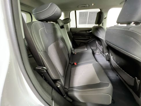 Used 2023 Jeep Grand Cherokee Laredo image 24