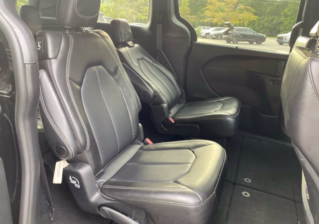 Used 2025 Chrysler Pacifica Select FWD image 10