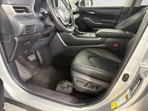 Used 2025 Toyota Highlander XLE FWD image 10