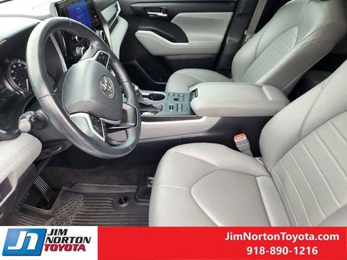 Used 2023 Toyota Highlander XLE AWD/4WD image 14