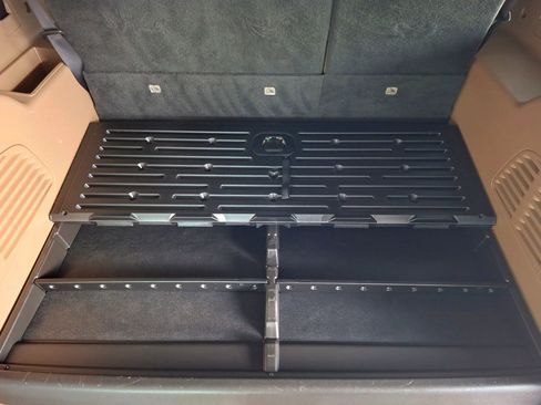 Used 2019 Cadillac Escalade ESV Platinum AWD/4WD image 18