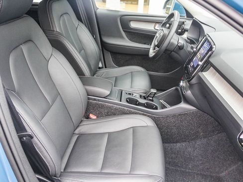 Used 2025 Volvo XC40 B5 Core image 25