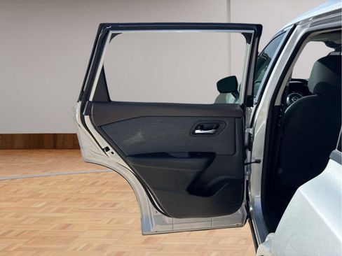 Used 2023 Nissan Rogue SV image 11