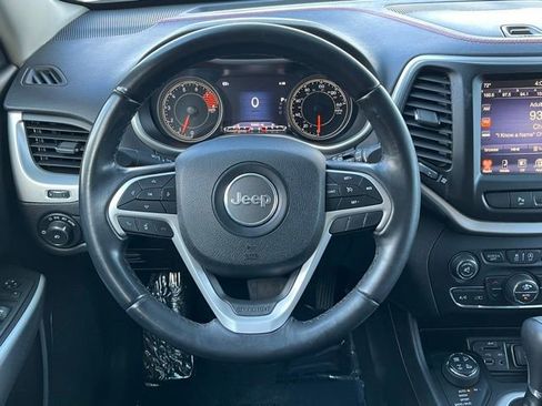 Used 2018 Jeep Cherokee Trailhawk image 11