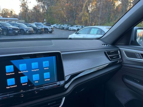 Used 2025 Volkswagen Atlas Cross Sport SE image 31