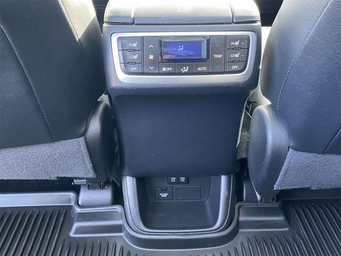 Used 2019 Toyota Highlander AWD V6 image 12