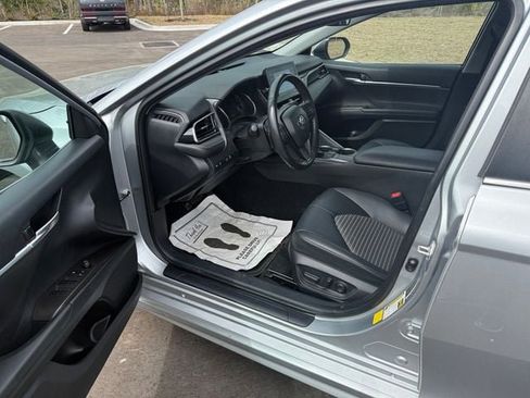 Used 2023 Toyota Camry SE image 3